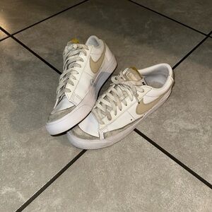 NIKE BLAZER